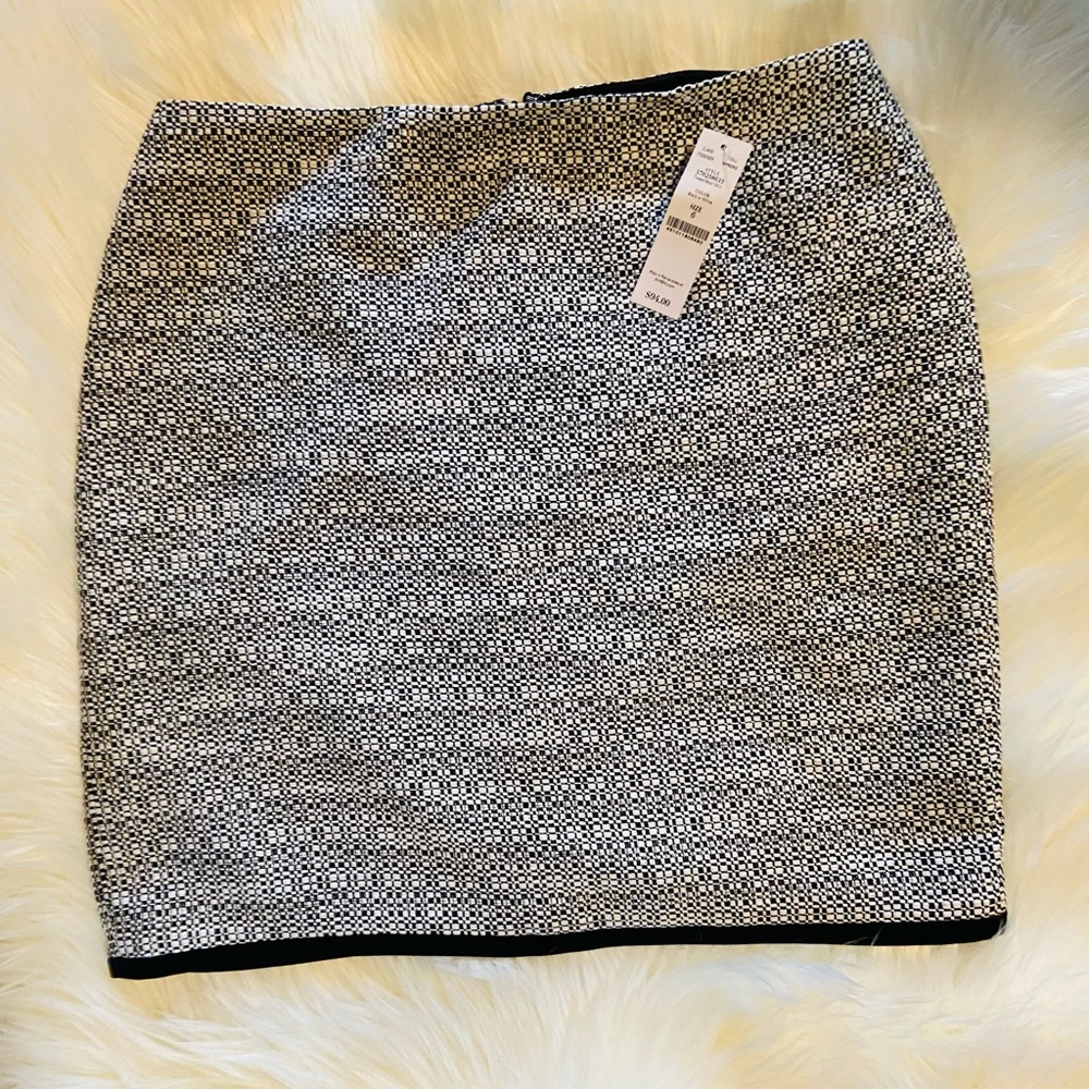 🆕TWEED SKIRT. WHITE HOUSE BLACK MARKET YOU ARE GOING TO LOVE. SIZE 6 BRAND NEW